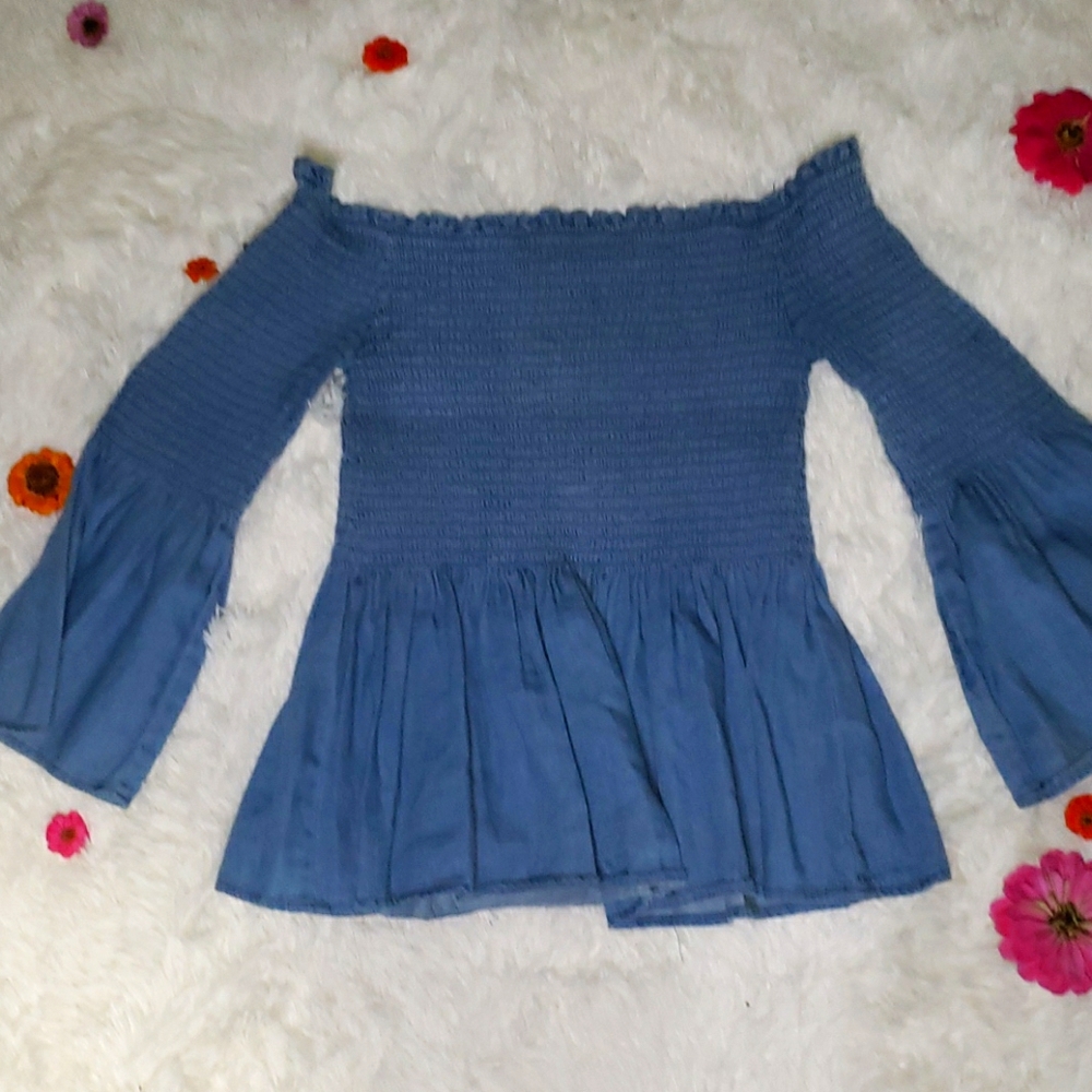 ☆3\$25 ☆Adorable bell sleeved shirt